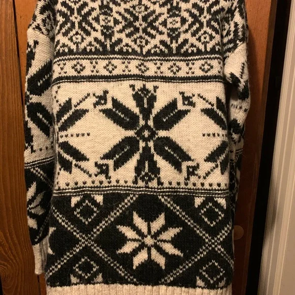 American Eagle Snowflake Sweater - Picture 10 of 13